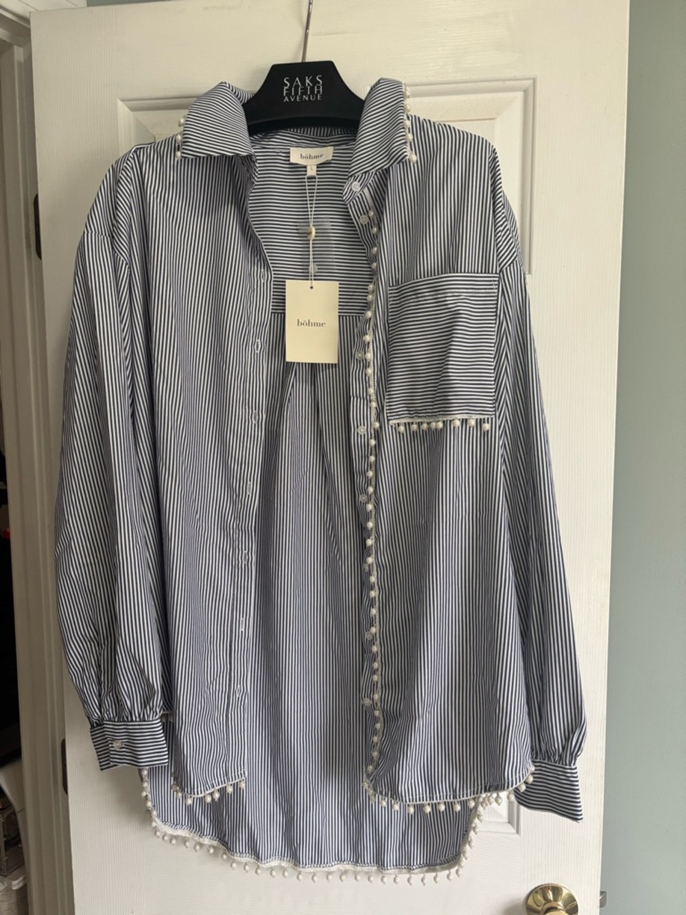 💙NWT ‘BOHME’ BLUE+WHITE PRETTY STRIPE BLOUSE WITH PEARL DETAIL~SIZE LARGE